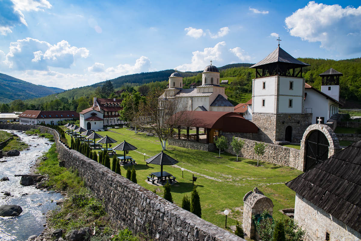 Сербия фото. Моравская Сербия. Остружница Сербия. Тревел Сербия. Горные города Сербии.