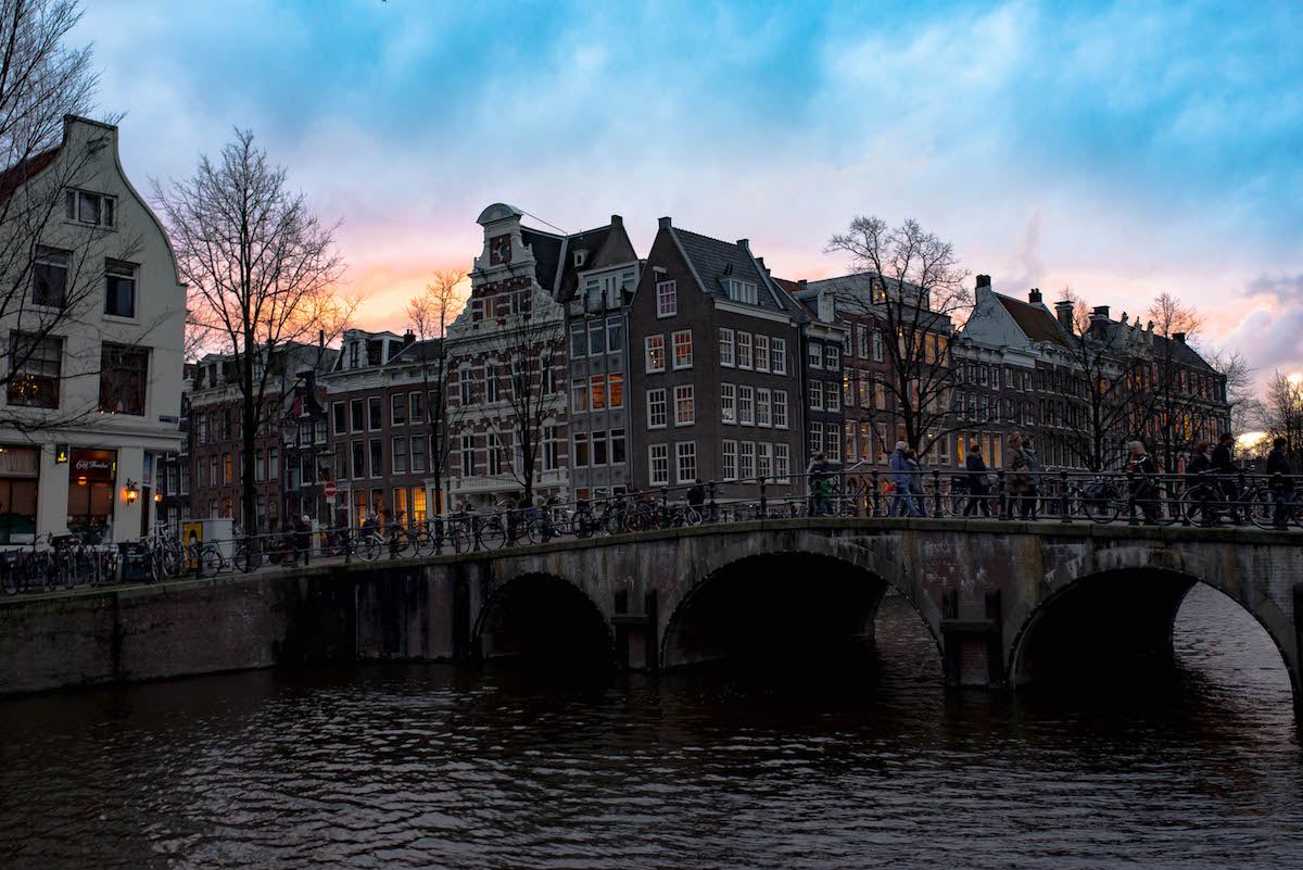 Canaux d'Amsterdam au coucher du soleil